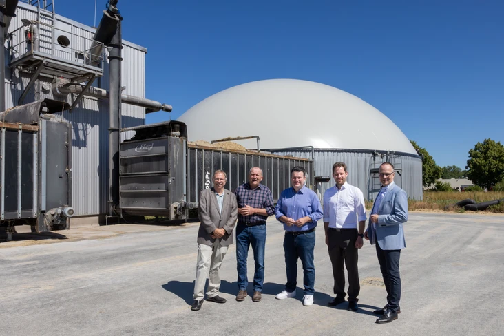 Hubertus Heil besucht die Biogasanlange in Peine.